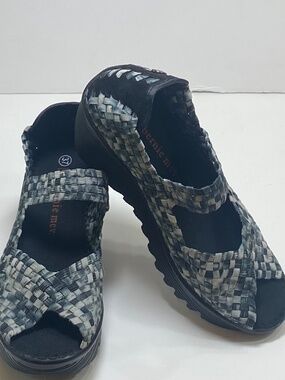 Bernie Mev Womens Comfi Metallic Woven Athletic Shoes Blue Size 37 NEW No Box